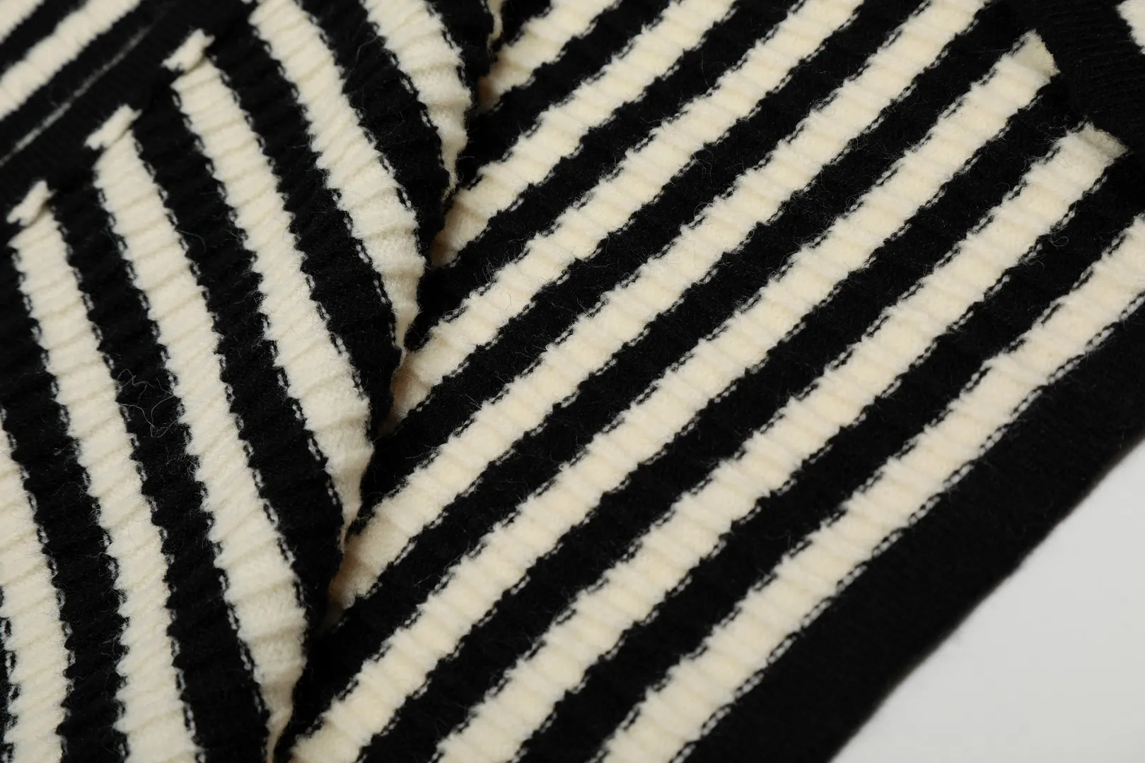 VIVI top quality-Japan limited edition" vivienne west wood 25th autumn and winter new style Saturn embroidery small V-neck pullover Size: S -M- L Color: black and white stripes